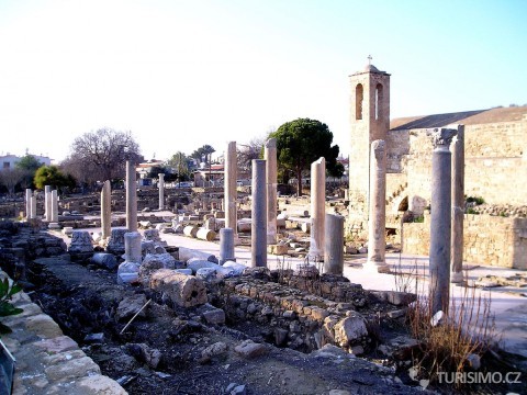 Paphos – ruiny katedrály, autor: Verity Cridland